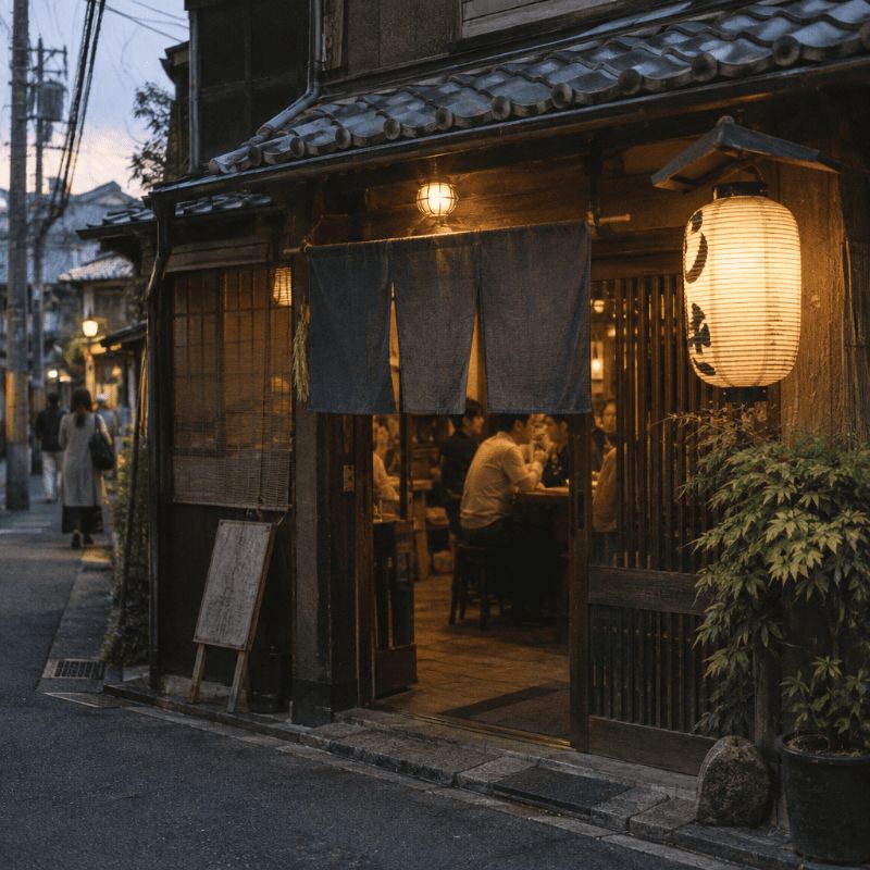 のれんと提灯のかかった飲食店の入口